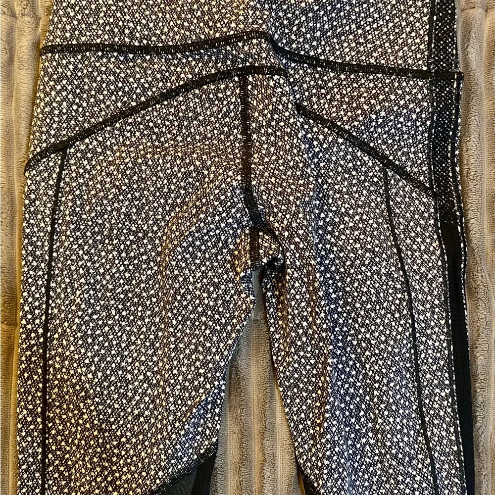 Lululemon Hit It Tight Athletic Women’s Black White Mesh Detail Sexy Pattern 2